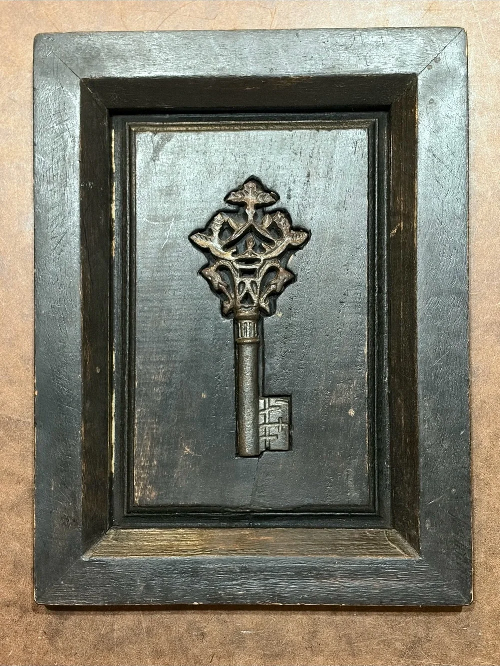 Vintage- 🖤 Set of 2 wall plaques featuring a Cast-Iron Skeleton Key- Heavy Wood